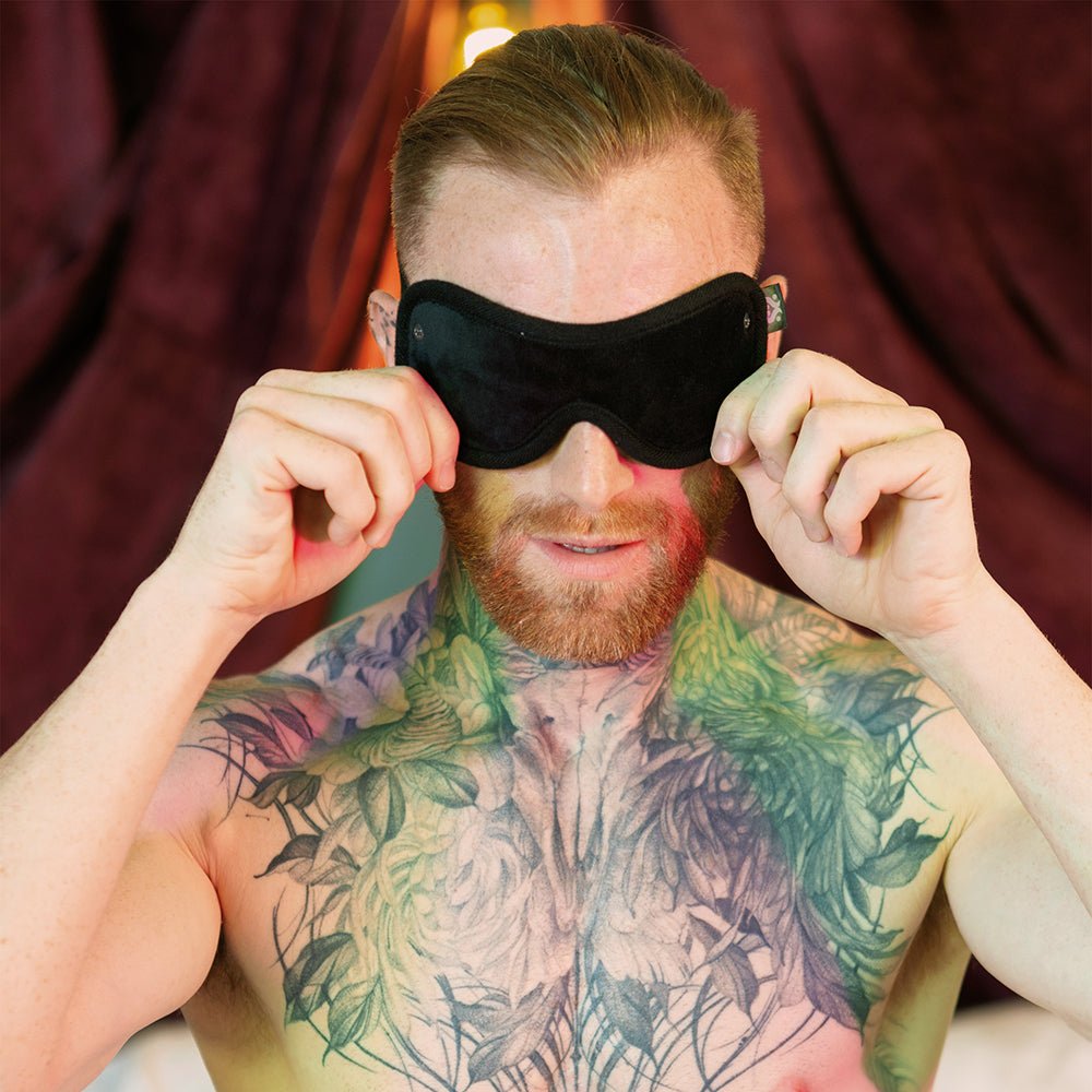 SEI MIO Sensory Surrender Blindfold, Gag and Earplug Kit - Image 6